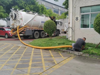 大車廠區(qū)清理化糞池2