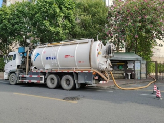 大車小區(qū)清理化糞池1