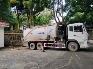 大車學(xué)校清理化糞池1