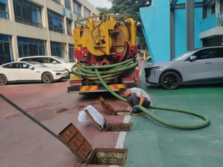 小車園區(qū)清理化糞池1